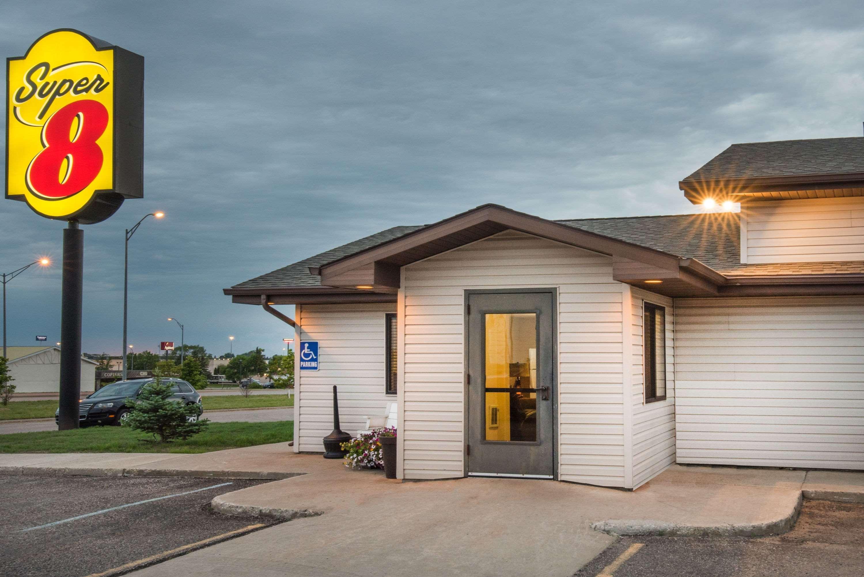 Super 8 By Wyndham Jamestown Exterior photo